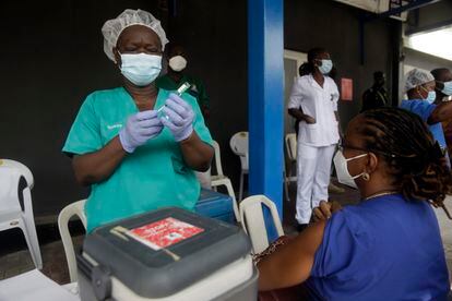 Una mujer recibe una de las primeras vacunas AstraZeneca gracias a la iniciativa Covax, en el hospital Yaba Mainland en Lagos, Nigeria.