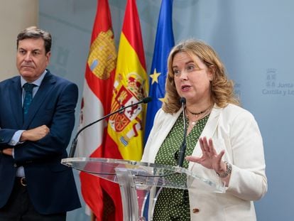 La alcaldesa de Burgos, Cristina Ayala, y el portavoz de la Junta, Carlos Fernández Carriedo, tras una reunión en Burgos en octubre.
