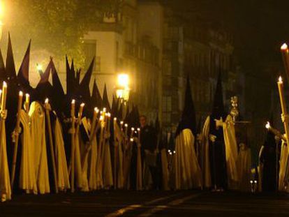 Las cofradías, obligadas a no procesionar de noche, interpretaron a su manera el término “alba” descubriendo un amanecer distinto para Sevilla