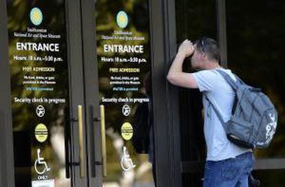 Un turista se asoma al Museo Nacional Smithsonian del Aire y el Espacio, que permanece cerrado, en Washington (Estados Unidos).