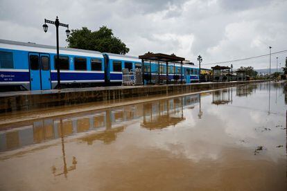 Vías de tren en Volos (300 km al norte de Atenas), inundadas tras las lluvias torrenciales de este martes y miércoles. 