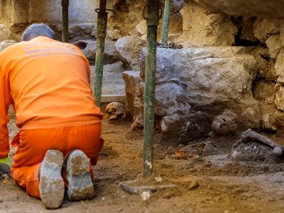 Un arqueólogo trabaja en la excavación para encontrar al rebelde irlandés Red Hugh O'Donnell en Valladolid.