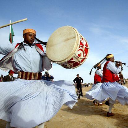 Músicos tunecinos, durante una actuación en Douz, en el Festival Internacional del Sáhara que se celebra en noviembre o diciembre al suroeste del país magrebí.