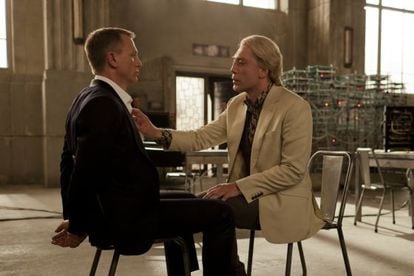 Daniel Craig y Javier Bardem en una escena de &#039;Skyfall&#039;.