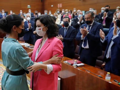 Rocío Monasterio (izquierda) felicita a Isabel Díaz Ayuso tras ser investida presidenta de la Comunidad de Madrid, el 18 de junio.