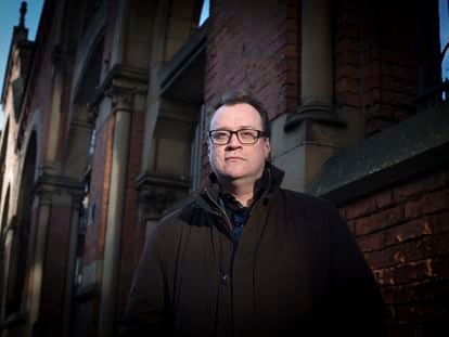 Russell T. Davies, en una calle de Manchester.