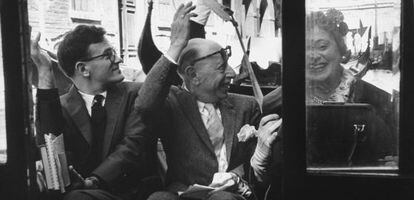 Desde la izquierda, Robert Craft, &Iacute;gor Stravinski y su esposa, Vera, en una motora por Venecia en 1957.
