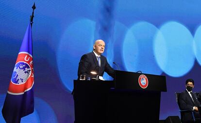 El presidente de la UEFA, Gianni Infantino, durante su intervención en el Comité Ejecutivo del organismo europeo ante la mirada de Nasser Al-Khelaifi, presidente del PSG