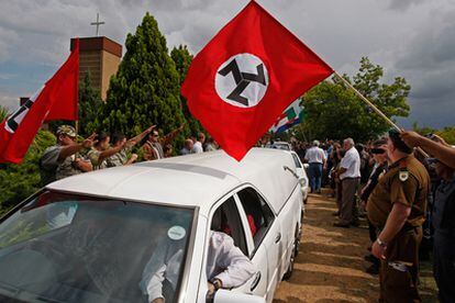 Partidarios del líder neonazi surafricano Eugène Terreblanche, hacen el saludo nazi al paso de su féretro en Ventersdorp.