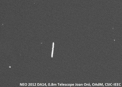 En s&oacute;lo 3 segundos el asteroide 2012 DA14 dej&oacute; esta traza por su r&aacute;pido movimiento sobre el fondo estelar en su aproximaci&oacute;n a la Tierra . Imagen CCD del Telescopio Joan Or&oacute;.