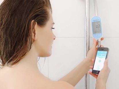 El dispositivo Amphiro indica el consumo de agua en la ducha. 