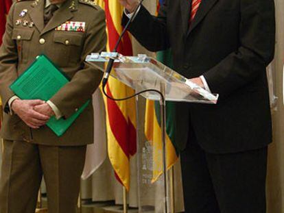 El general Félix Sanz y el secretario de Estado Francisco Pardo, en la presentación del informe final sobre el accidente del Yak-42.