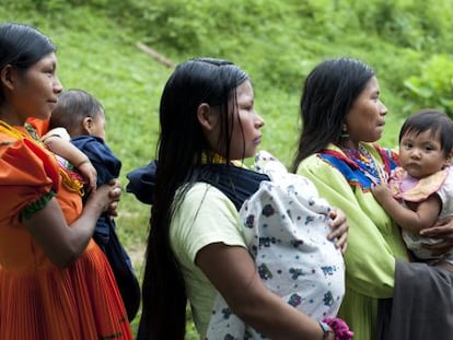 Norfilia Caizales y otras mujeres embera con sus beb&eacute;s escuchan una conferencia en una vereda colombiana.