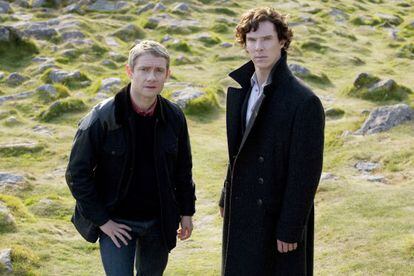 Martin Freeman y Cumberbatch caracterizados como Watson y Sherlock Holmes en la serie 'Sherlock'.