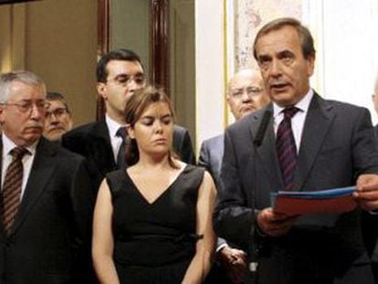 El portavoz socialista en el Congreso José Antonio Alonso lee el comunicado de condena al atentado de ETA, arropado por los represantes del resto de grupos y agentes sociales