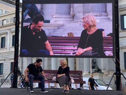 La exalcaldesa de Madrid y el director de cine Juan Antonio Bayona ensalzan el valor del voto.