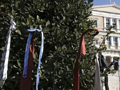 Vista de varias corbatas atadas a un &aacute;rbol en Atenas, como se&ntilde;al de protesta por las reformas de la seguridad social propuestas por el gobierno.