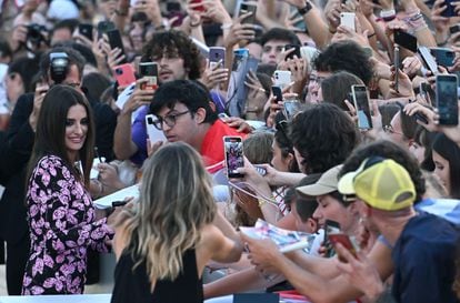Penélope Cruz firma autógrafos a su llegada al estreno de 'L'immensita', en el 79º festival de Venecia.
