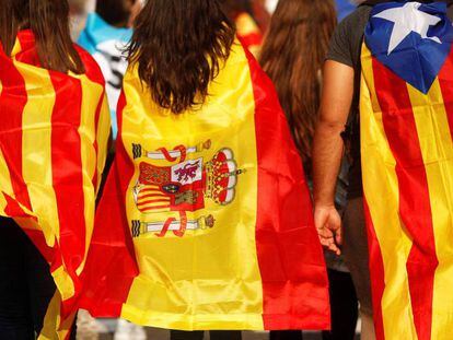 Una 'senyera', una bandera española y una 'estelada', en una manifestación. 