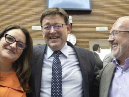 Ximo Puig, després de ser investit president de la Generalitat, amb Mònica Oltra, de Compromís, i Antonio Montiel, de Podem.