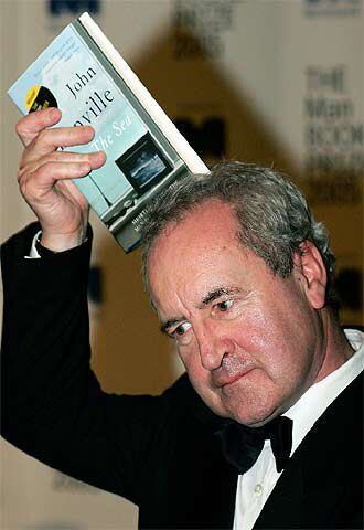 Banville levanta la novela ganadora después de recibir el Booker.