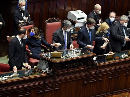 Los presidentes de las dos cámaras italianas, Elisabetta Caselatti y Roberto Fico, cuentan los votos en la jornada del jueves.