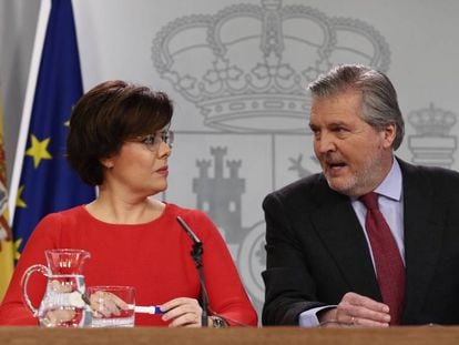 La vicepresidenta del Gobierno, Soraya S&aacute;enz de Santamar&iacute;a, y el portavoz del Ejecutivo, &Iacute;&ntilde;igo M&eacute;ndez de Vigo, durante la rueda de prensa posterior a la reuni&oacute;n del Consejo de Ministros.