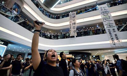 Manifestantes prodemocracia se reúnen en un centro comercial de Hong Kong para cantar el himno.