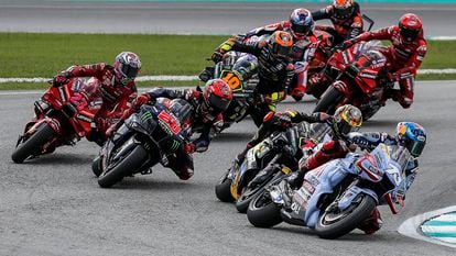 El piloto español de MotoGP Alex Márquez lidera el pelotón durante la carrera Tissot Sprint del Gran Premio de Motociclismo de Malasia