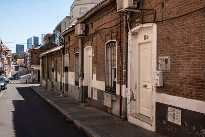 Grupo de casas de estilo neomudéjar con las Cuatro Torres al fondo, en el barrio de Tetuán.