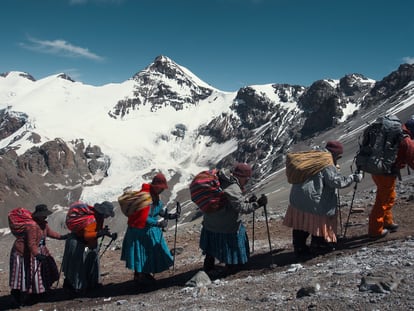 Fotograma del documental 'Cholitas' sobre un grupo de mujeres indígenas escaladoras.