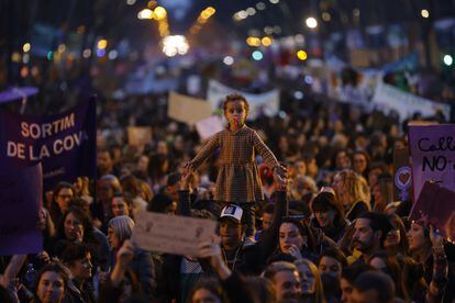 En la imagen, una niña, en la manifestación del 8-M en el centro de Barcelona. A diferencia de la marcha de Madrid, la convocatoria de Barcelona ha sido unitaria. A falta de datos oficiales, los organizadores aseguran que han asistido más de 60.000 personas a la manifestación unitaria.