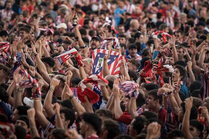 Aficionados colchoneros en las inmediaciones del estadio.