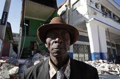Un haitiano delante de edificios destruidos