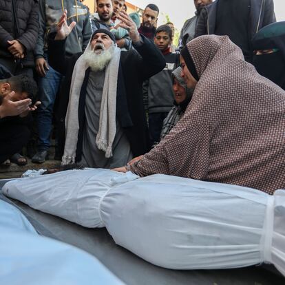 Familiares lloraban la muerte de varios palestinos, este jueves en la ciudad gazatí de Jan Yunis.