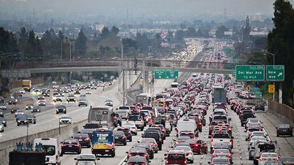 Tráfico en una autopista de Los Ángeles (California).