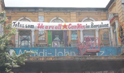 Fachada del centro 'okupa' Rote Flora con una pancarta en apoyo a Can Vies.