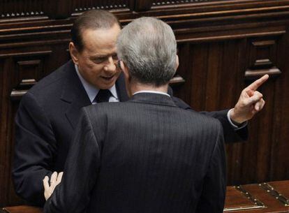 Silvio Berlusconi discute con Mario  Monti en el parlamento italiano, en noviembre de 2011.