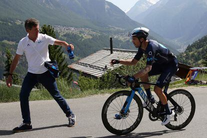 Jaimerena le pasa un bidón al corredor Albert Torres en la pasada Vuelta a Suiza.
