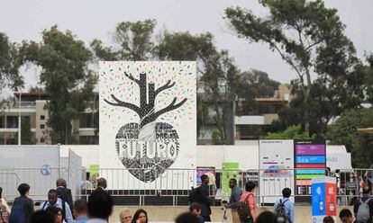 El grafiti 'Futuro', junto a los Plenarios de la Cumbre del Clima.