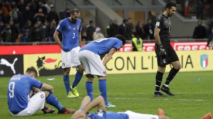 Los jugadores italianos se lamentan tras quedar fuera del Mundial.