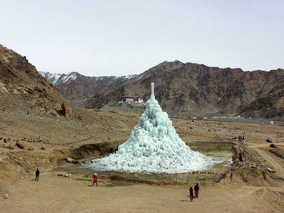 Ice Stupa Glacier, pirámide de hielo erigida por el ingeniero Sonam Wangchuk en Ladakh (norte de la India).