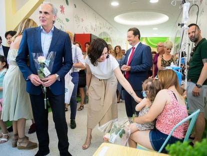 El consejero de Sanidad, Enrique Ruiz Escudero, y la presidenta de Madrid, Isabel Díaz Ayuso, durante una visita al hospital Niño Jesús.