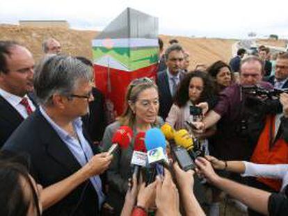 La ministra de Fomento, Ana Pastor, acompañada del alcalde de L'Aldea (Tarragona), Daniel Andreu (i), durante la inauguración hoy de la variante de la N-340 de L'Aldea.