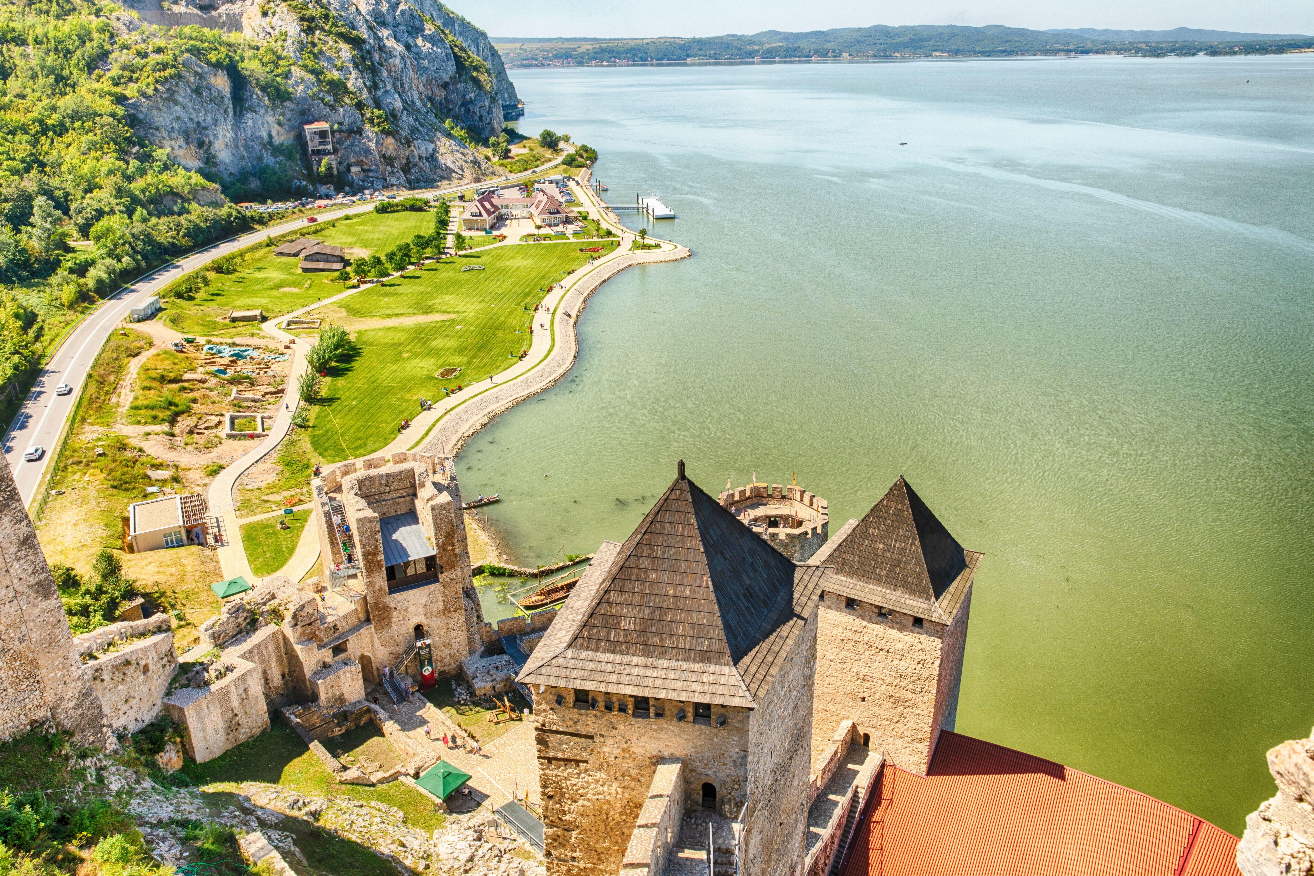 Golubac, la fortaleza serbia a orillas del Danubio que anima a adentrarse después en Rumania