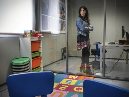 La subinspectora Leila Mohamed, en la Oficina de denuncias, junto al espacio destinado para los hijos de las víctimas de violencia machista.