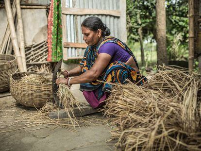 Moina Sardar es una de las 38 mujeres productoras de una comunidad rural de Bangladés que realizan canastos con hojas de palmera para la organización BaSe. Esto le permite tener sus propios ingresos.