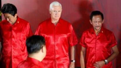 Mike Pence, vicepresidente de EE UU (centro), mira a Xi Jinping, presidente chino (de espaldas) en la cumbre del Foro de Cooperación Económica Asia-Pacífico en Port Moresby (Papúa Nueva Guinea), el pasado día 17.