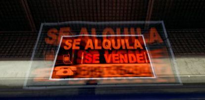 Carteles de se alquila y se vende en Madrid.