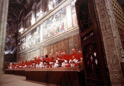 Varios cardenales reunidos durante el cónclave que eligió papa a Karol Wojtila con el nombre de Juan Pablo II en octubre de 1978.